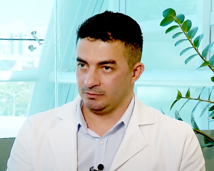 Neurologista explica o que acontece na cabeça de uma pessoa com Doença de Parkinson